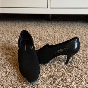 Donald J. Pliner Black Pointed Toe 2.5 inch heel